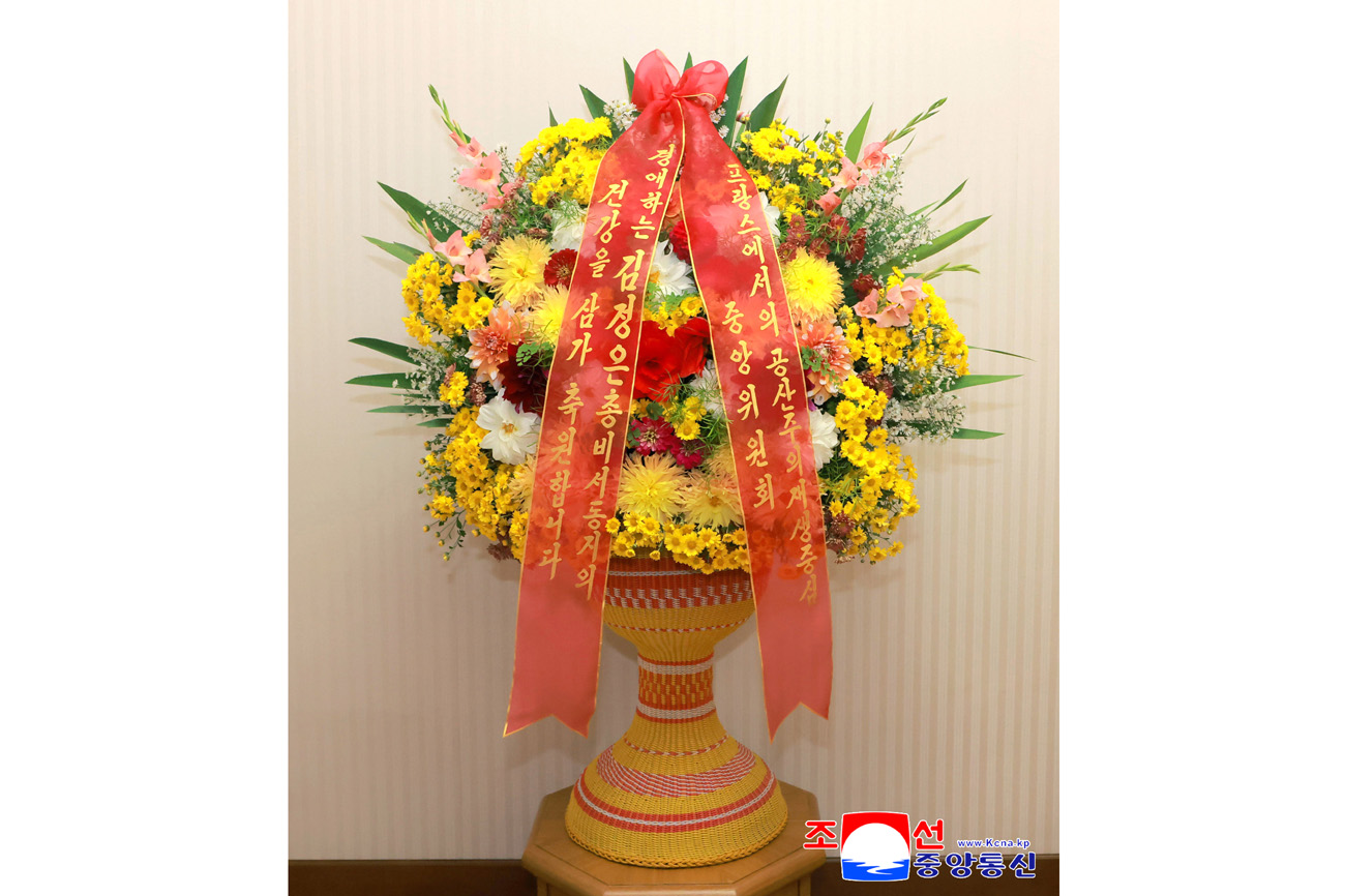 경애하는 김정은동지께 우리 나라 주재 외교대표들이 꽃바구니와 축하편지를 드리였다