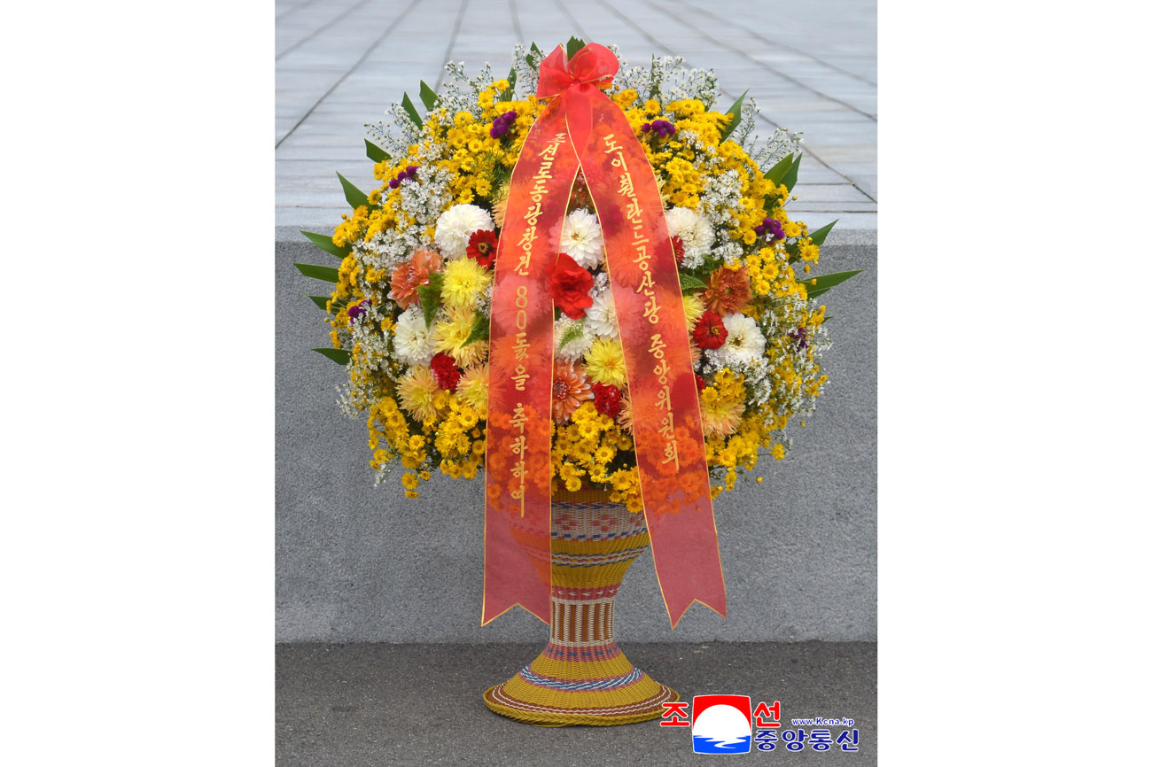 위대한 수령 김일성동지와 위대한 령도자 김정일동지의 동상에 외국의 정당, 인사, 해외연고자가족, 재중동포들이 꽃바구니를 보내여왔다