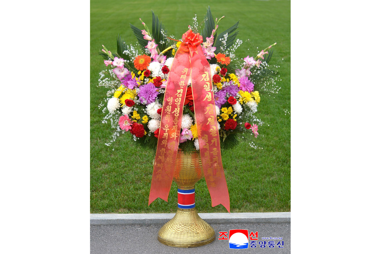 위대한 수령 김일성동지와 위대한 령도자 김정일동지의 동상에 외국의 정당, 인사, 해외연고자가족, 재중동포들이 꽃바구니를 보내여왔다