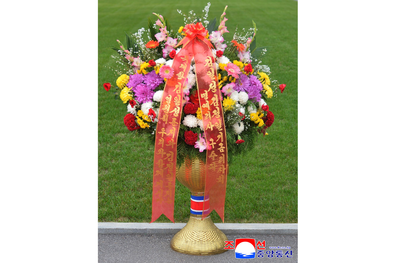 위대한 수령 김일성동지와 위대한 령도자 김정일동지의 동상에 외국의 정당, 인사, 해외연고자가족, 재중동포들이 꽃바구니를 보내여왔다