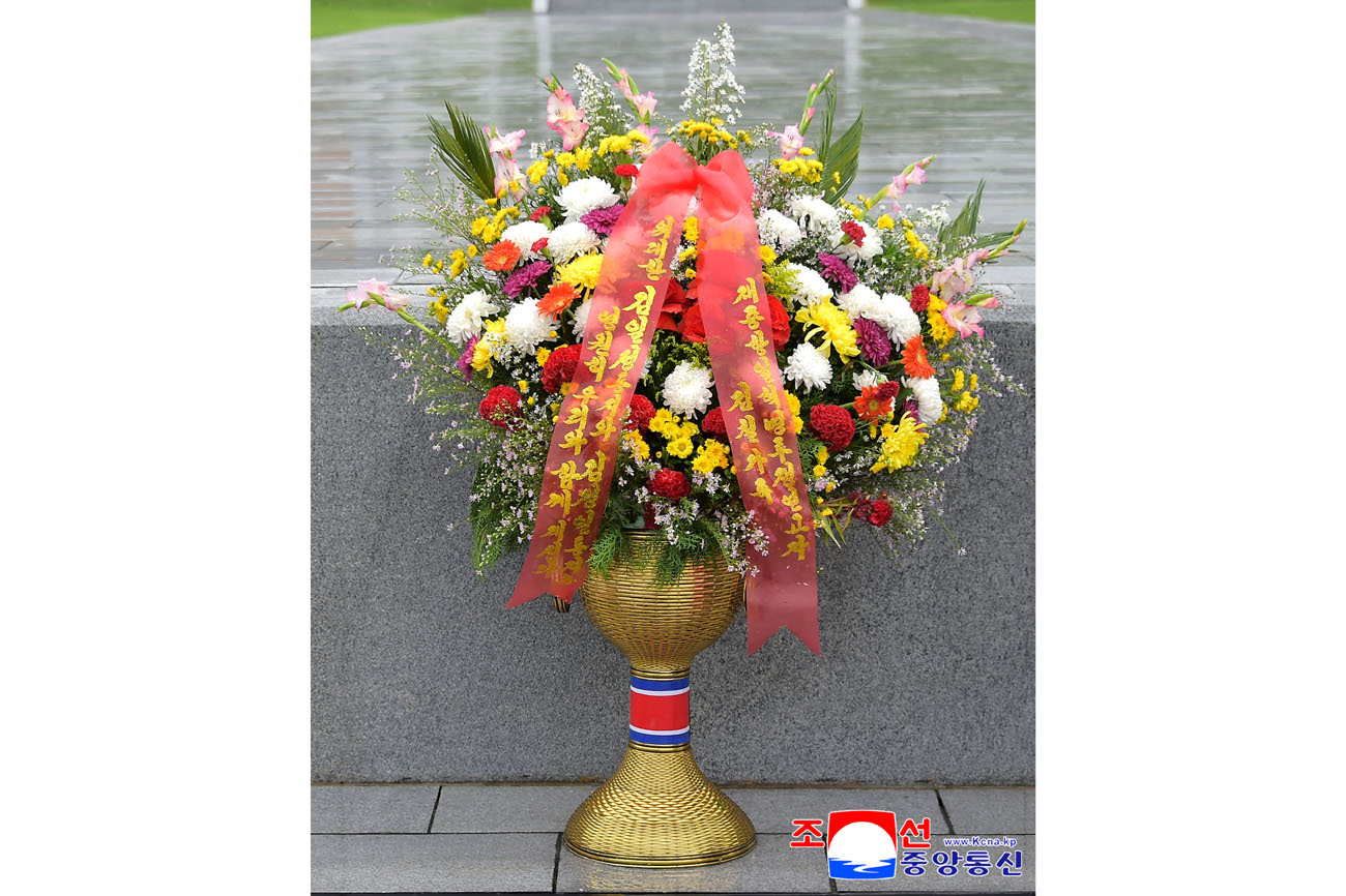 위대한 수령 김일성동지와 위대한 령도자 김정일동지의 동상에 외국의 정당, 인사, 해외연고자가족, 재중동포들이 꽃바구니를 보내여왔다