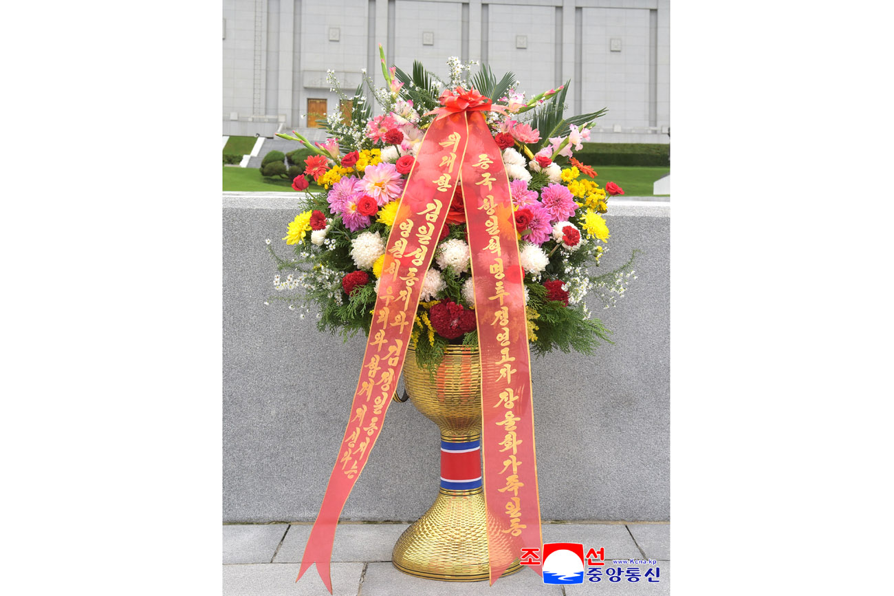 위대한 수령 김일성동지와 위대한 령도자 김정일동지의 동상에 외국의 정당, 인사, 해외연고자가족, 재중동포들이 꽃바구니를 보내여왔다