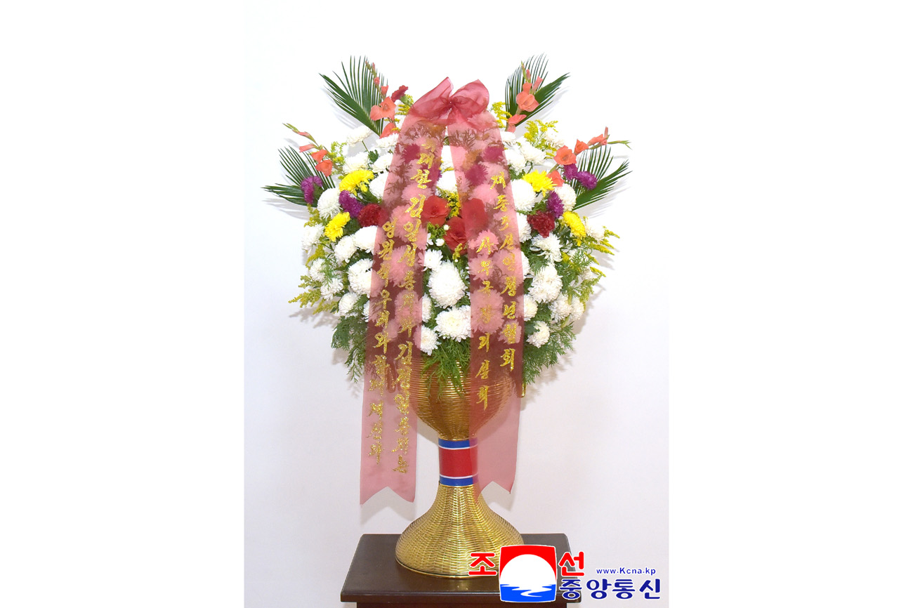 위대한 수령 김일성동지와 위대한 령도자 김정일동지의 동상에 외국의 정당, 인사, 해외연고자가족, 재중동포들이 꽃바구니를 보내여왔다