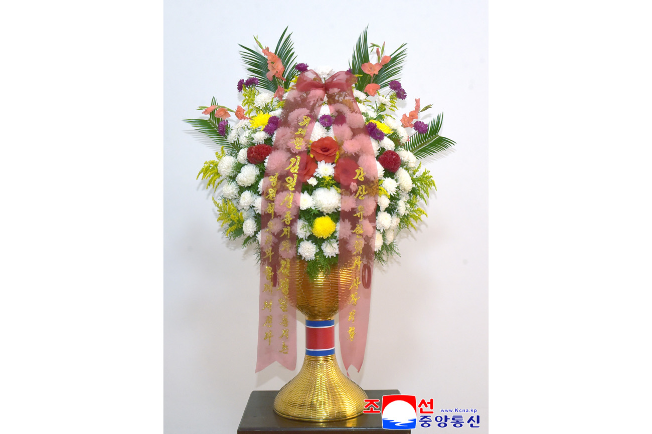 위대한 수령 김일성동지와 위대한 령도자 김정일동지의 동상에 외국의 정당, 인사, 해외연고자가족, 재중동포들이 꽃바구니를 보내여왔다
