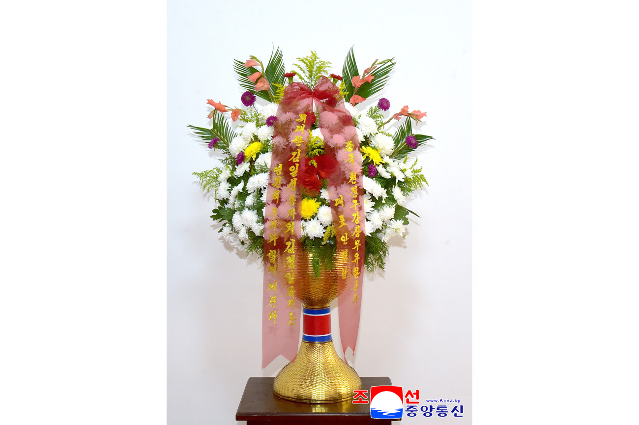 위대한 수령 김일성동지와 위대한 령도자 김정일동지의 동상에 외국의 정당, 인사, 해외연고자가족, 재중동포들이 꽃바구니를 보내여왔다