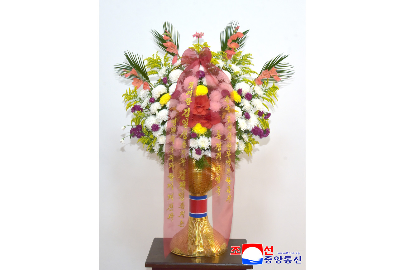 위대한 수령 김일성동지와 위대한 령도자 김정일동지의 동상에 외국의 정당, 인사, 해외연고자가족, 재중동포들이 꽃바구니를 보내여왔다