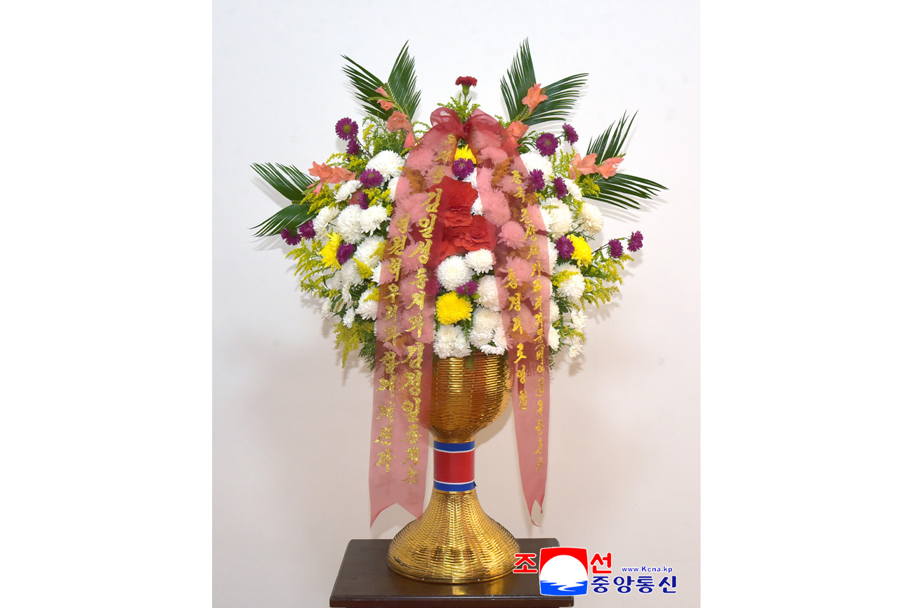 위대한 수령 김일성동지와 위대한 령도자 김정일동지의 동상에 외국의 정당, 인사, 해외연고자가족, 재중동포들이 꽃바구니를 보내여왔다