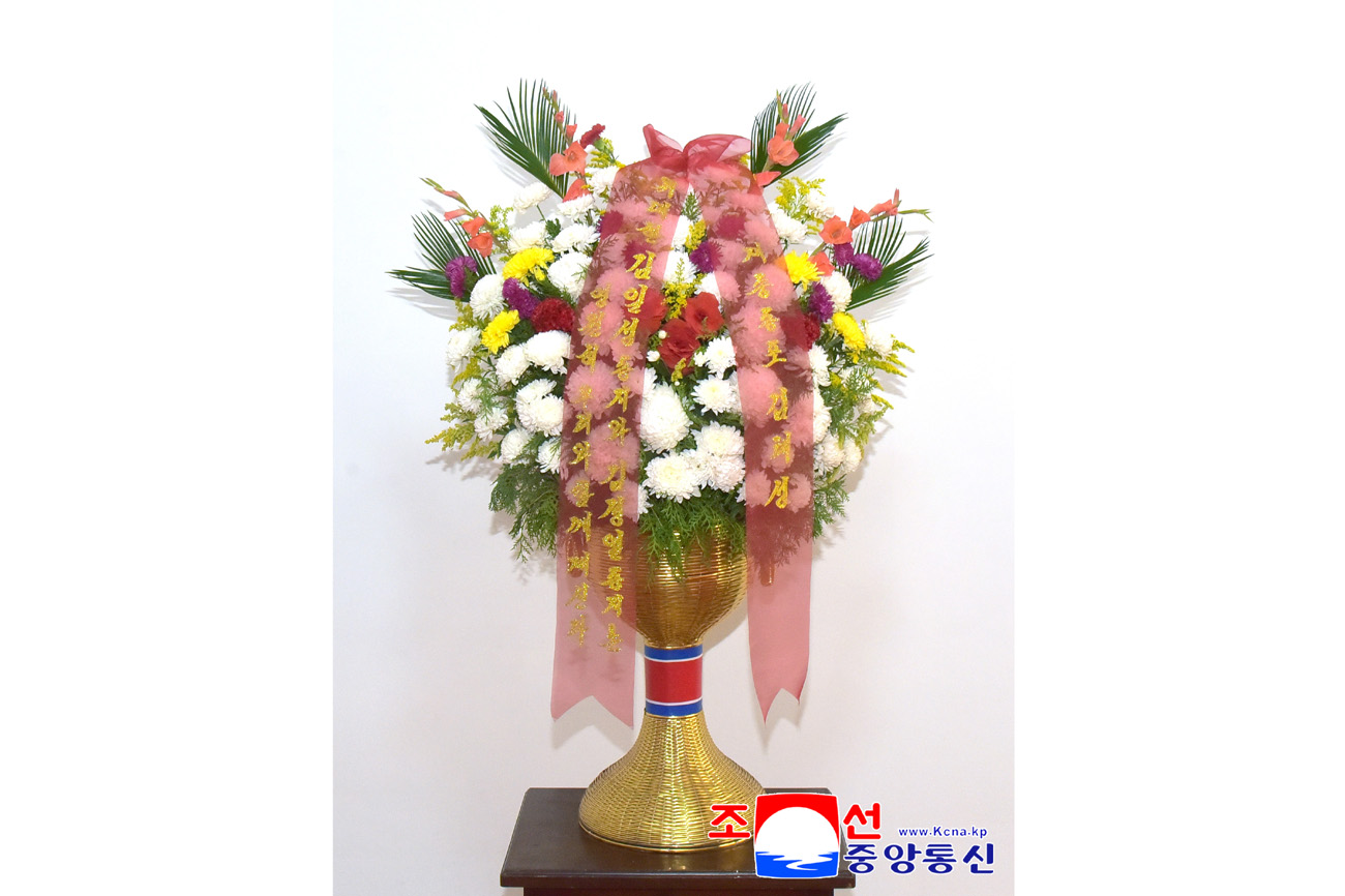 위대한 수령 김일성동지와 위대한 령도자 김정일동지의 동상에 외국의 정당, 인사, 해외연고자가족, 재중동포들이 꽃바구니를 보내여왔다