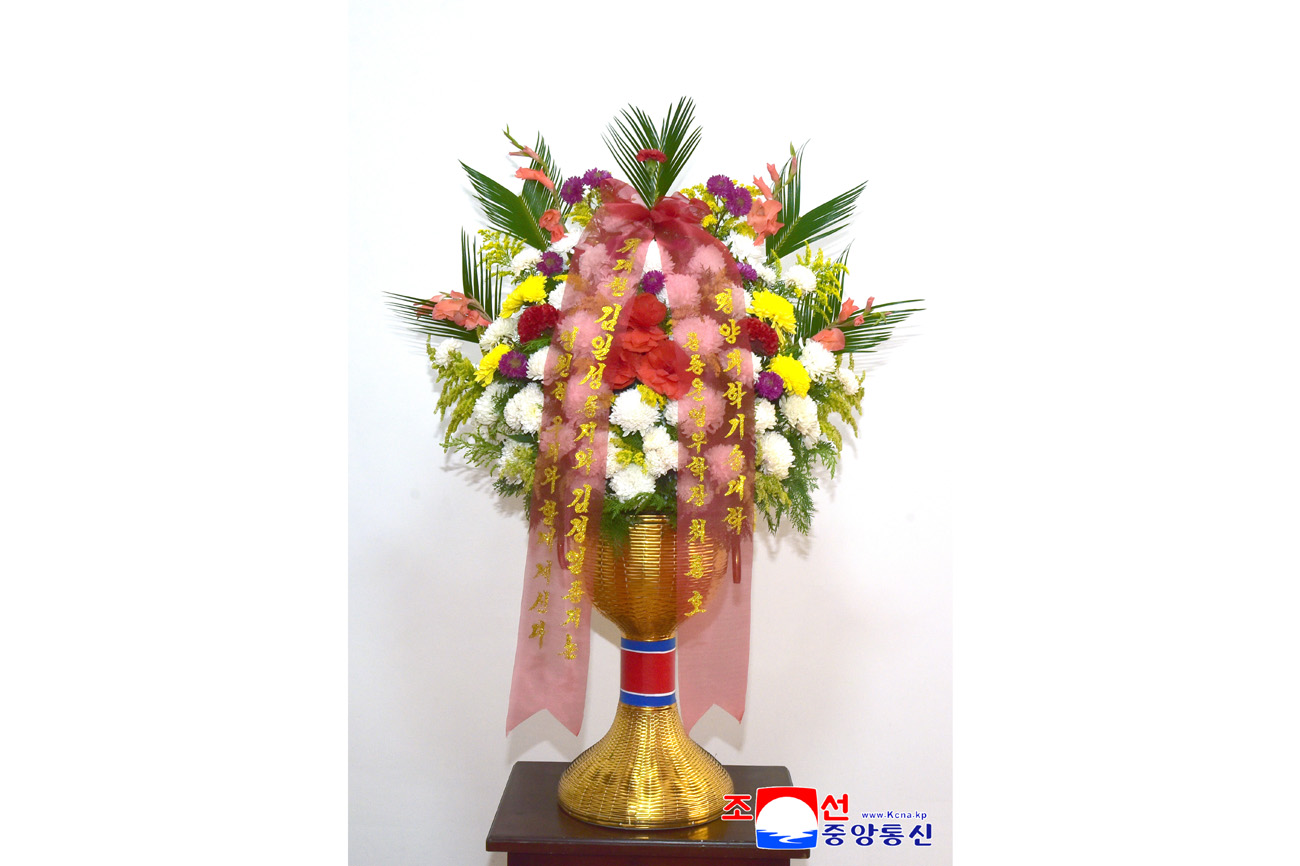 위대한 수령 김일성동지와 위대한 령도자 김정일동지의 동상에 외국의 정당, 인사, 해외연고자가족, 재중동포들이 꽃바구니를 보내여왔다