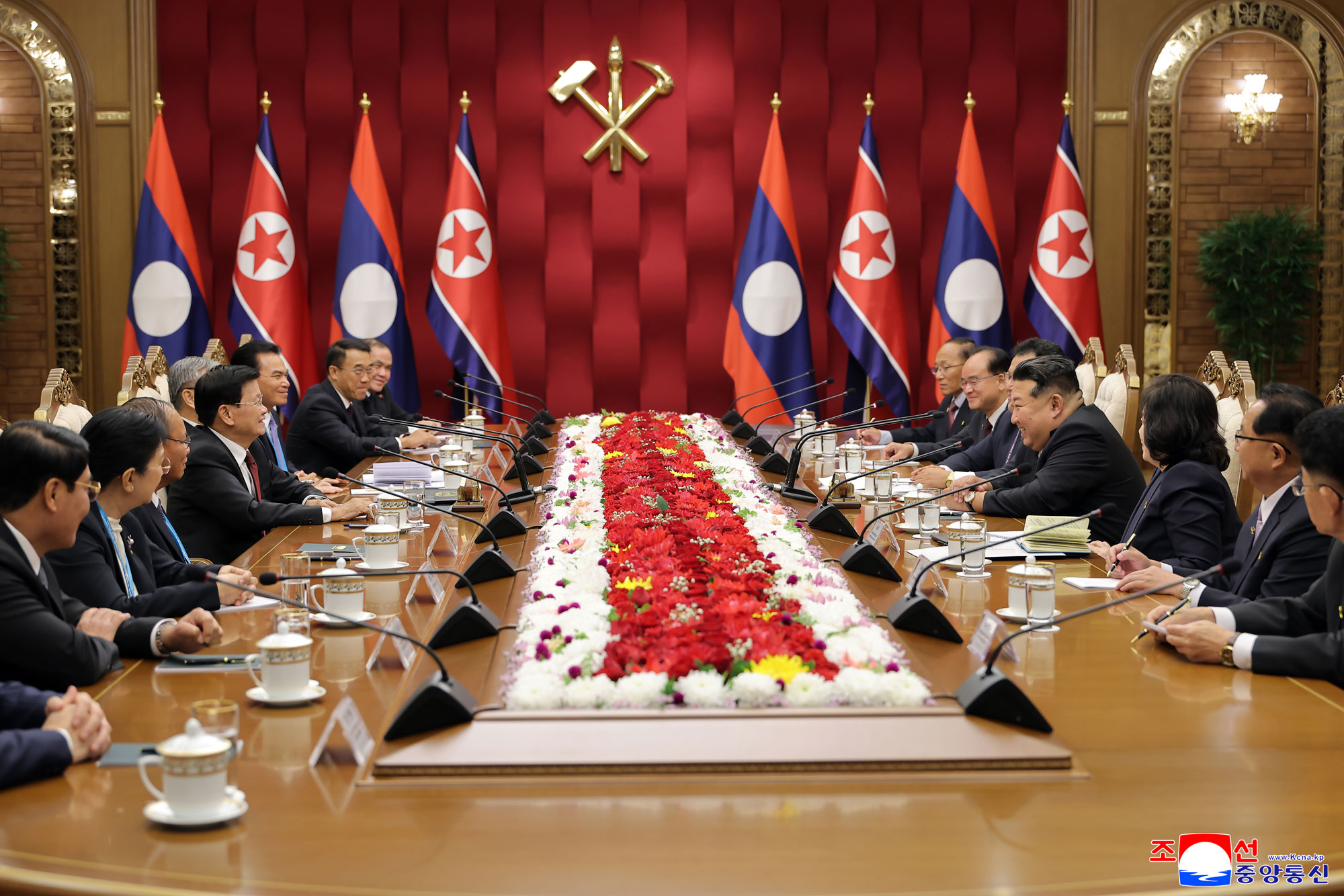 敬爱的金正恩同志同老挝人民革命党中央委员会总书记、老挝人民民主共和国主席通伦同志会谈