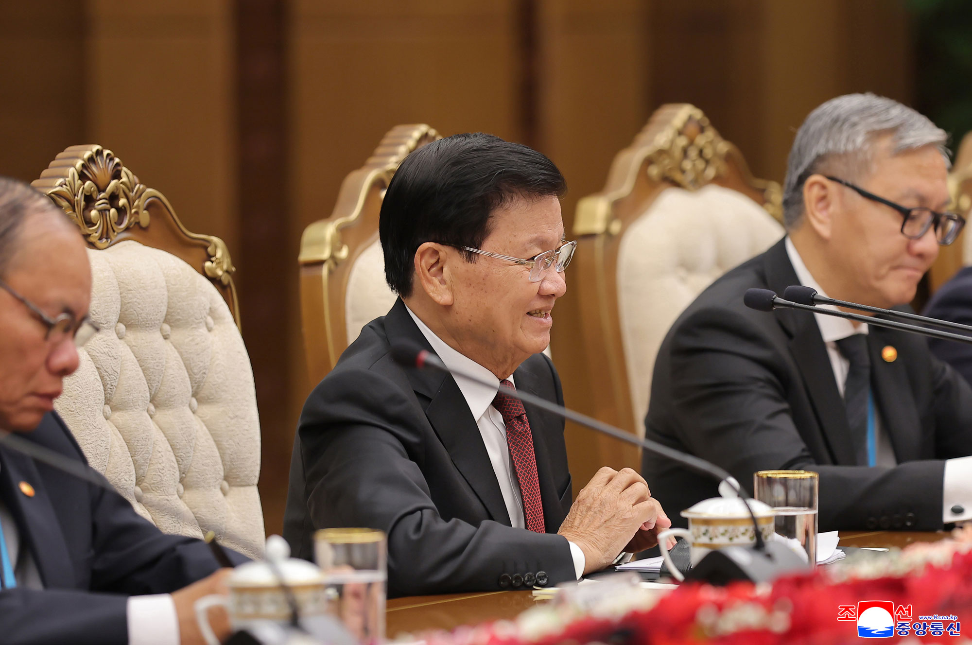 敬爱的金正恩同志同老挝人民革命党中央委员会总书记、老挝人民民主共和国主席通伦同志会谈