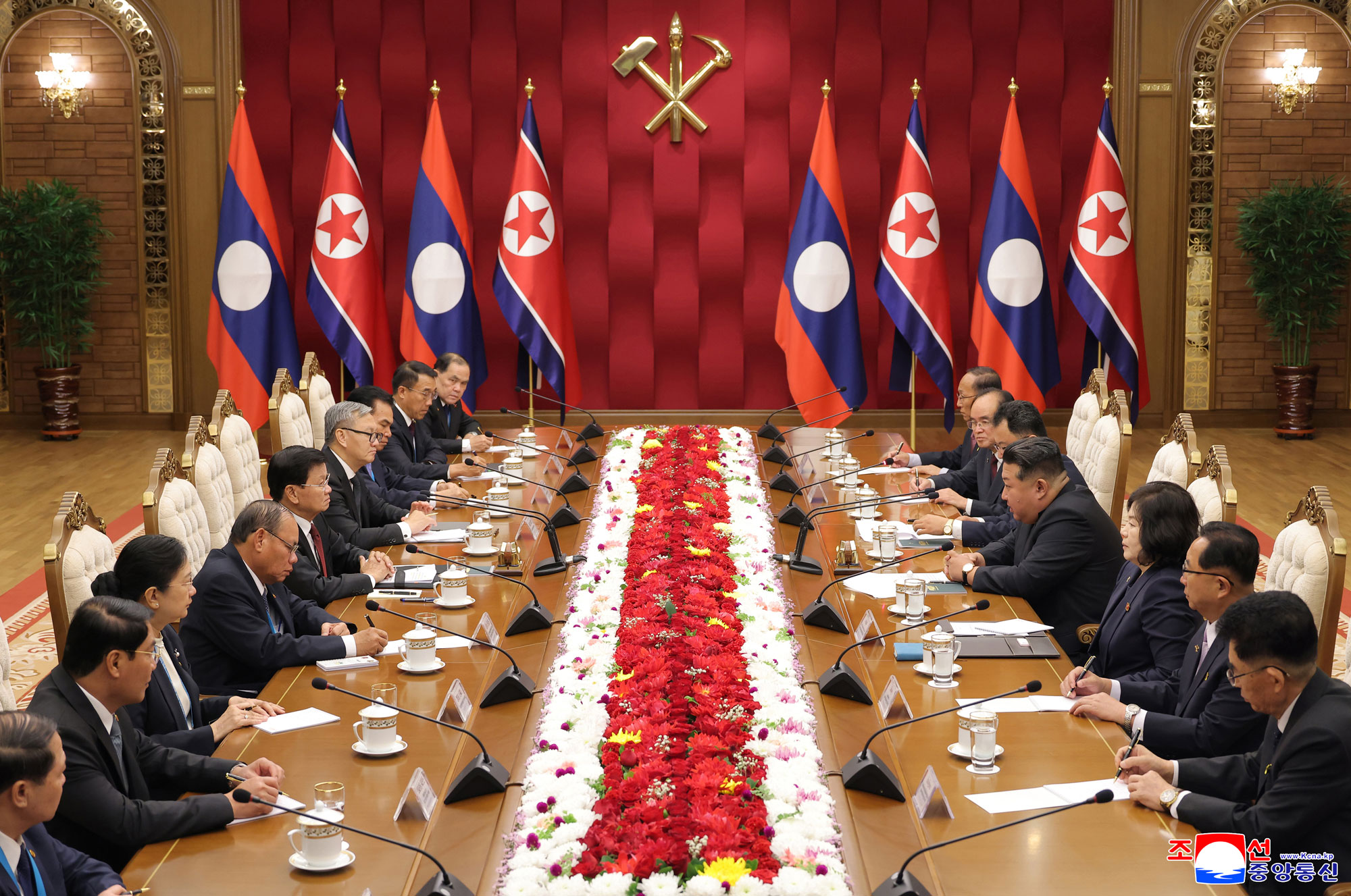 敬爱的金正恩同志同老挝人民革命党中央委员会总书记、老挝人民民主共和国主席通伦同志会谈