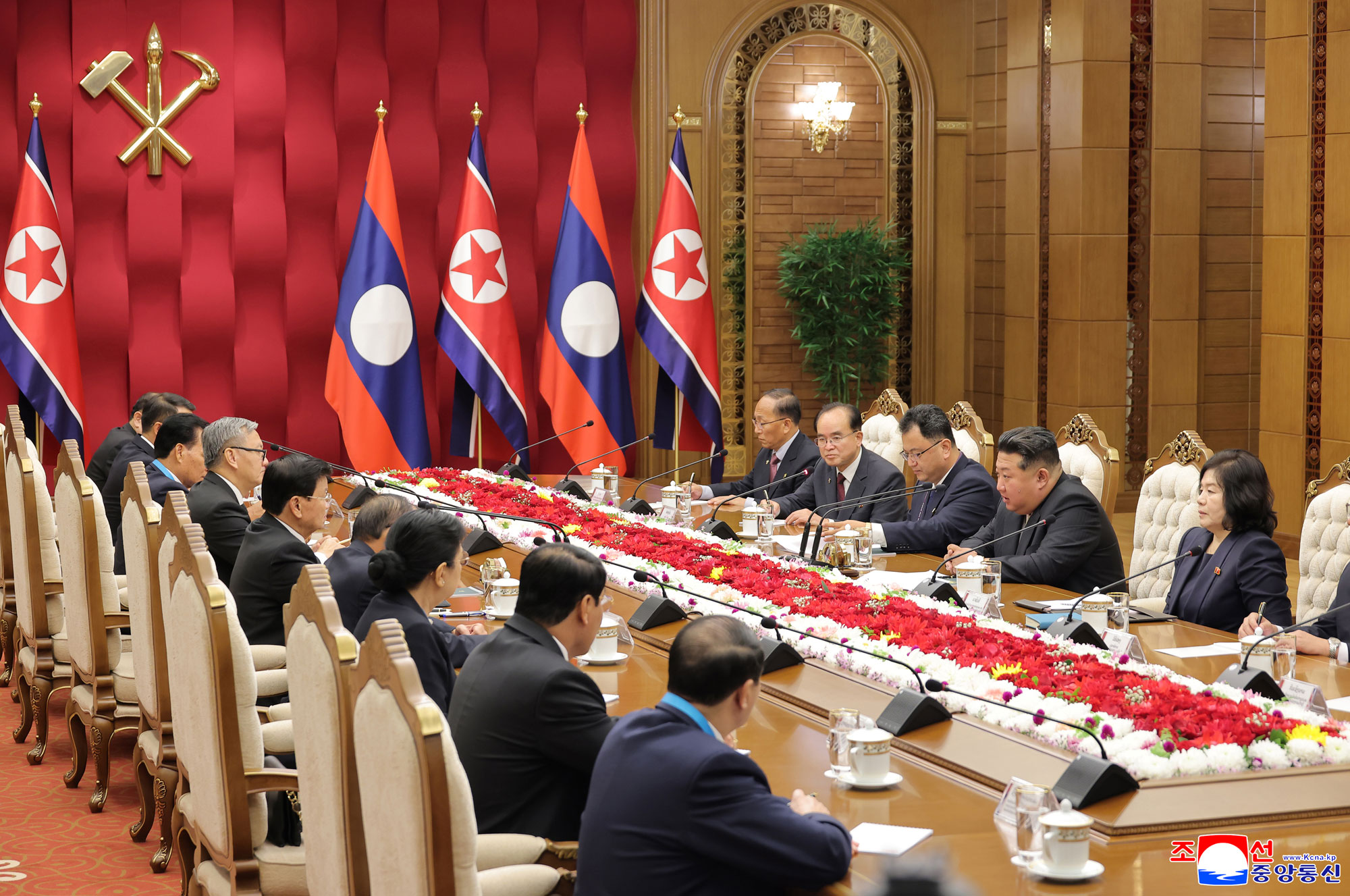 敬爱的金正恩同志同老挝人民革命党中央委员会总书记、老挝人民民主共和国主席通伦同志会谈