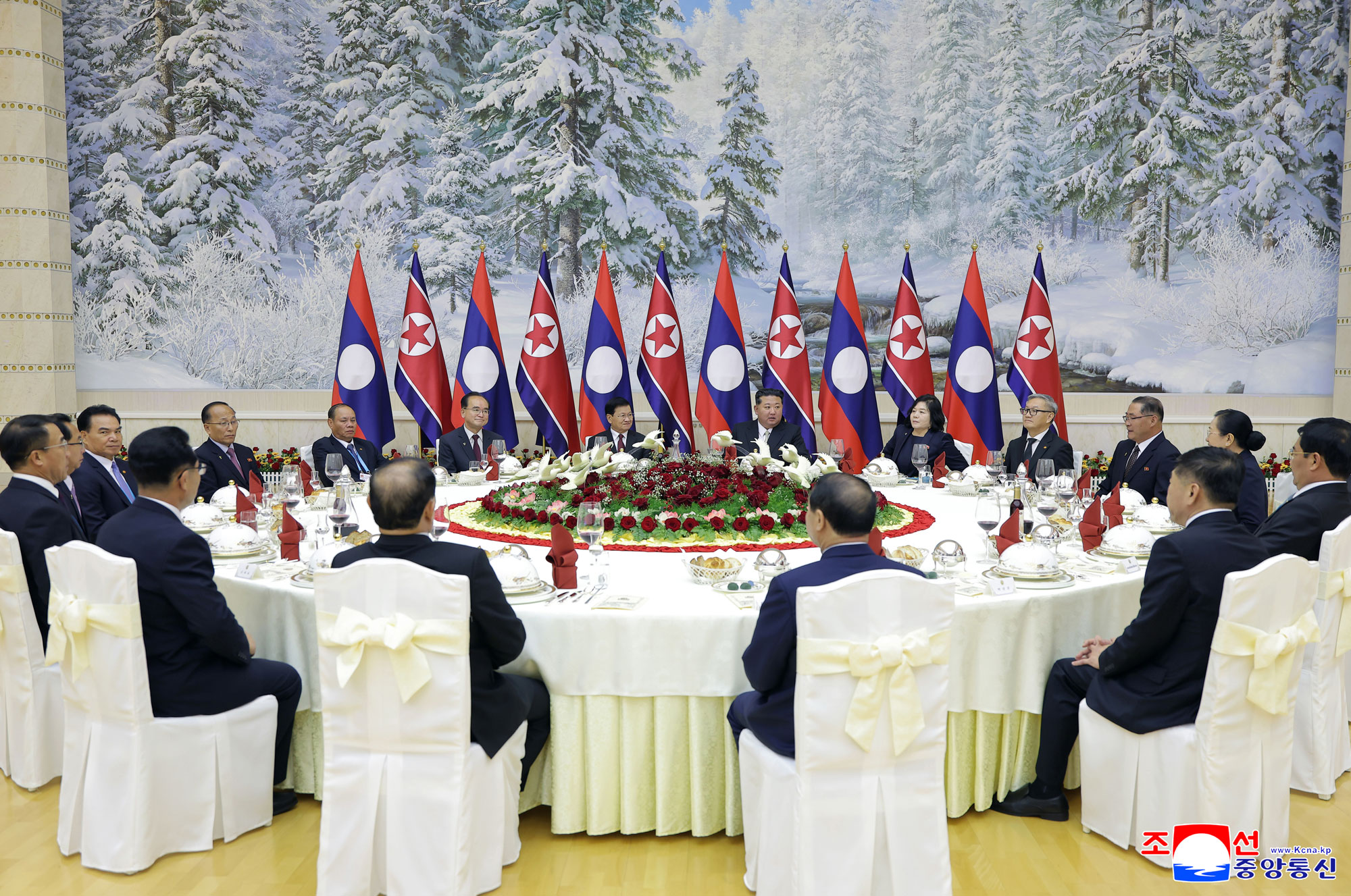 敬爱的金正恩同志同老挝人民革命党中央委员会总书记、老挝人民民主共和国主席通伦同志会谈