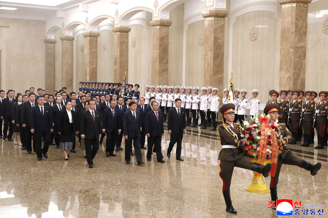 Lao President visits Kumsusan Palace of Sun