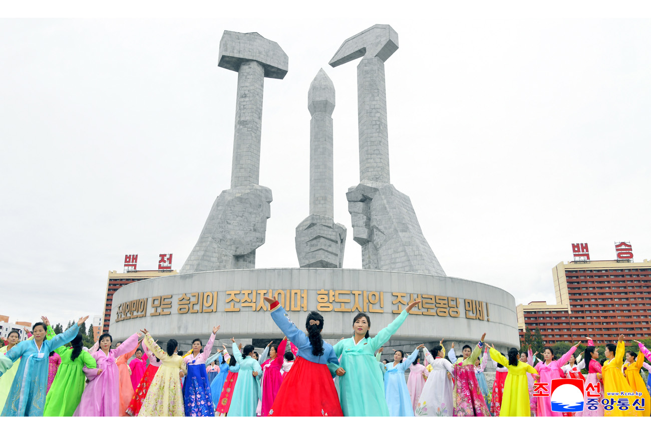 조선로동당창건 80돐경축 녀맹일군들과 녀맹원들의 무도회 진행