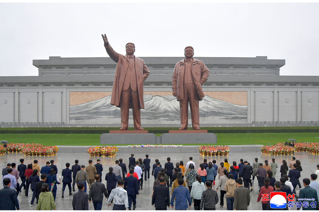 Floral tribute paid to great leaders Kim Il Sung and Kim Jong Il