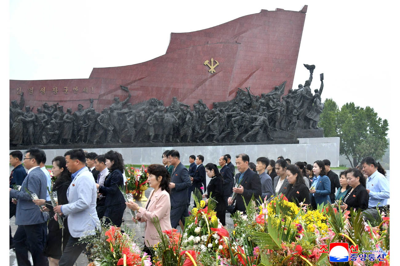 Floral tribute paid to great leaders Kim Il Sung and Kim Jong Il