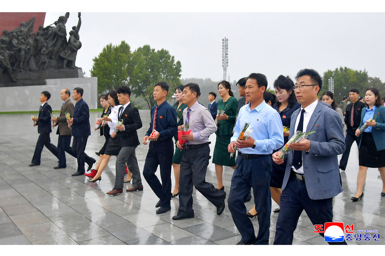 Floral tribute paid to great leaders Kim Il Sung and Kim Jong Il