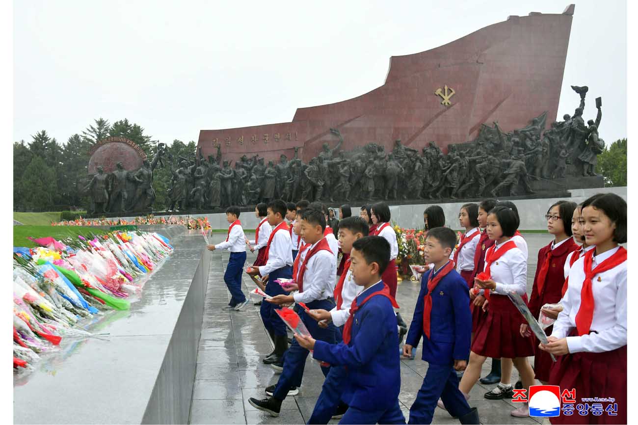 Floral tribute paid to great leaders Kim Il Sung and Kim Jong Il