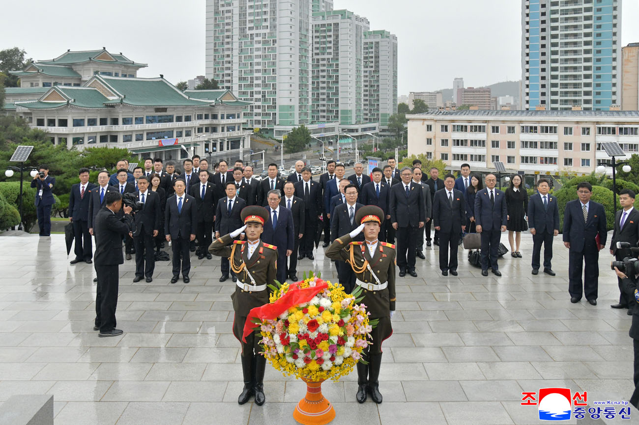 Chinese party and government delegation lays floral basket before Tower of Friendship
