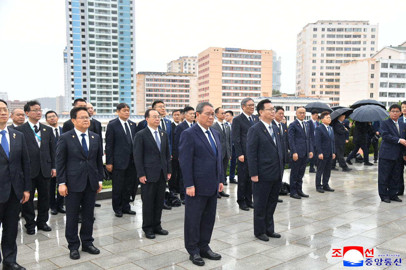 Chinese party and government delegation lays floral basket before Tower of Friendship