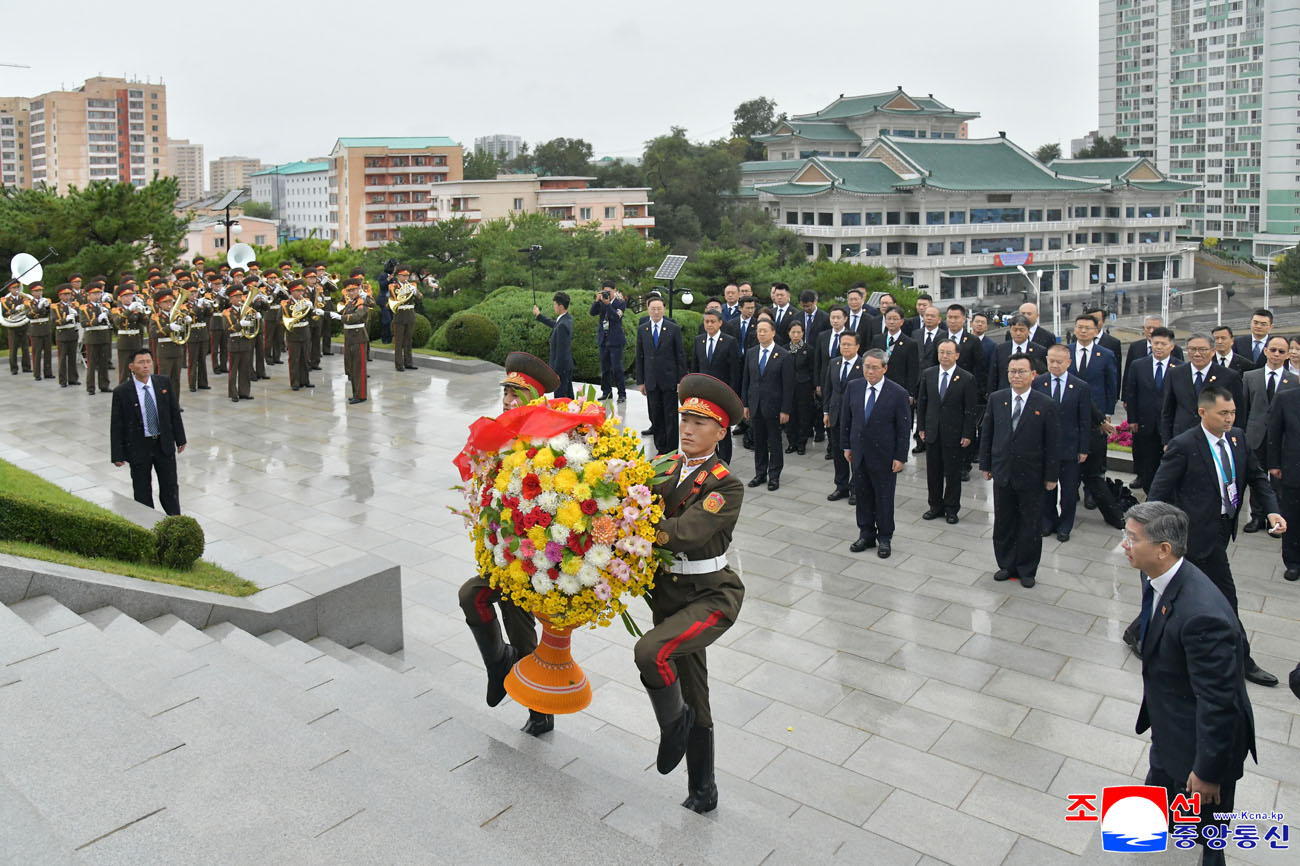 Chinese party and government delegation lays floral basket before Tower of Friendship