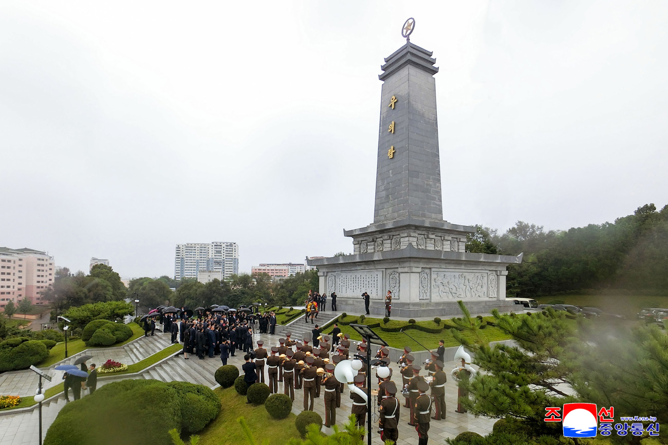 Chinese party and government delegation lays floral basket before Tower of Friendship