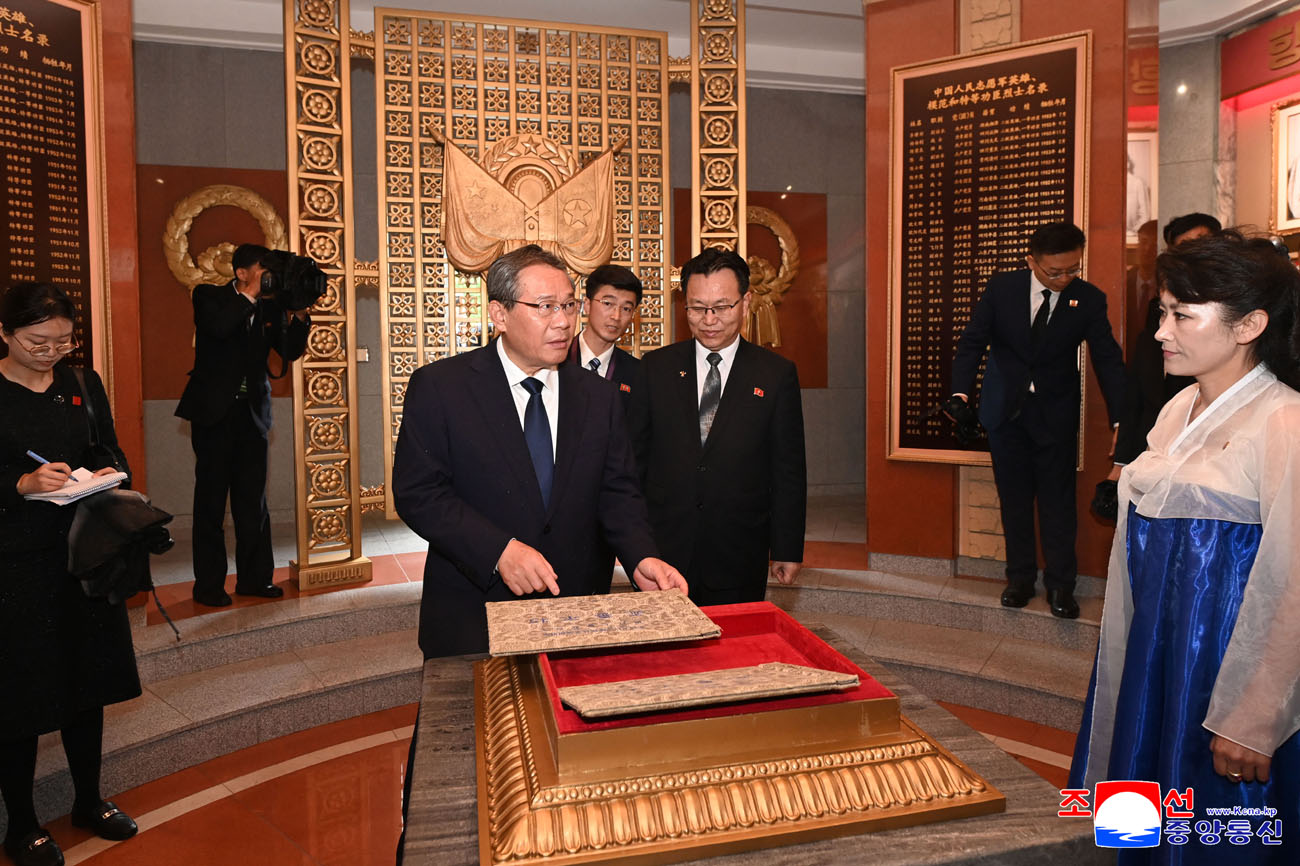 Chinese party and government delegation lays floral basket before Tower of Friendship
