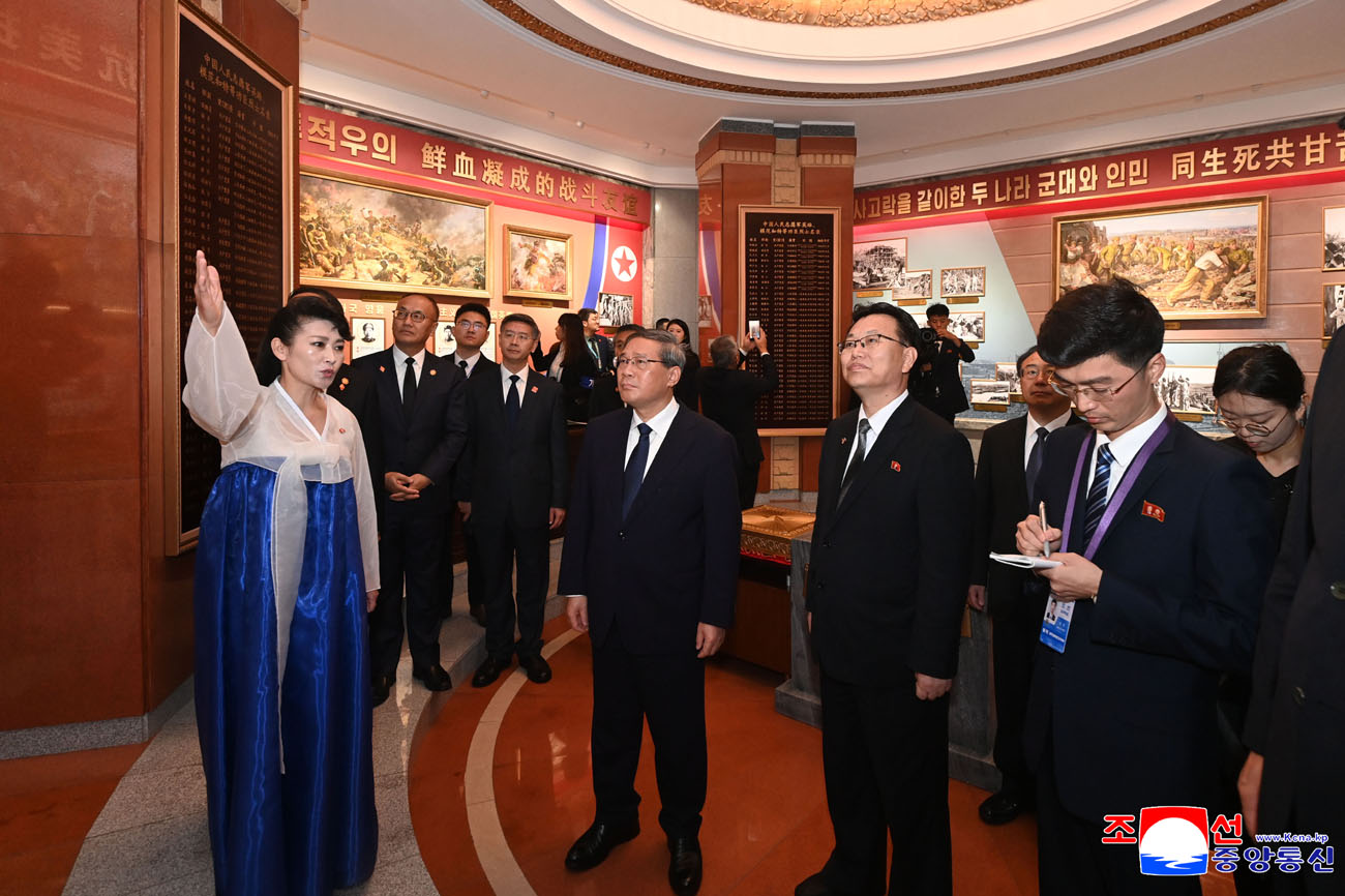 Chinese party and government delegation lays floral basket before Tower of Friendship