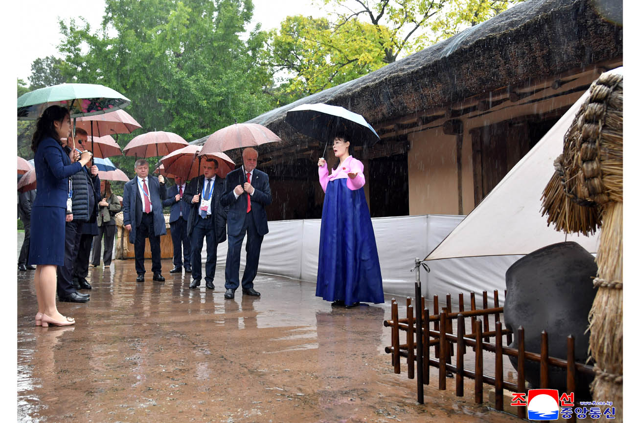 Russian delegations tour different places