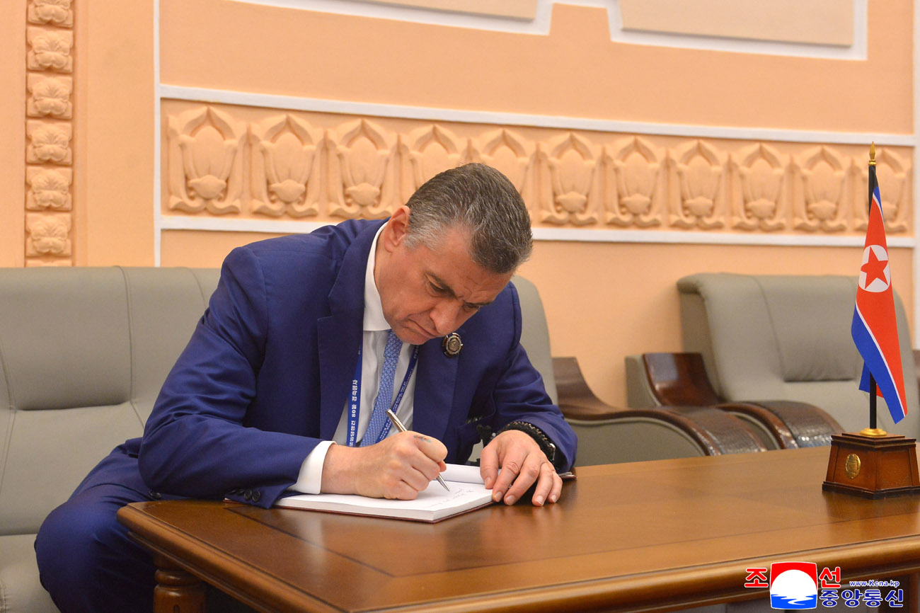 Russian delegations tour different places