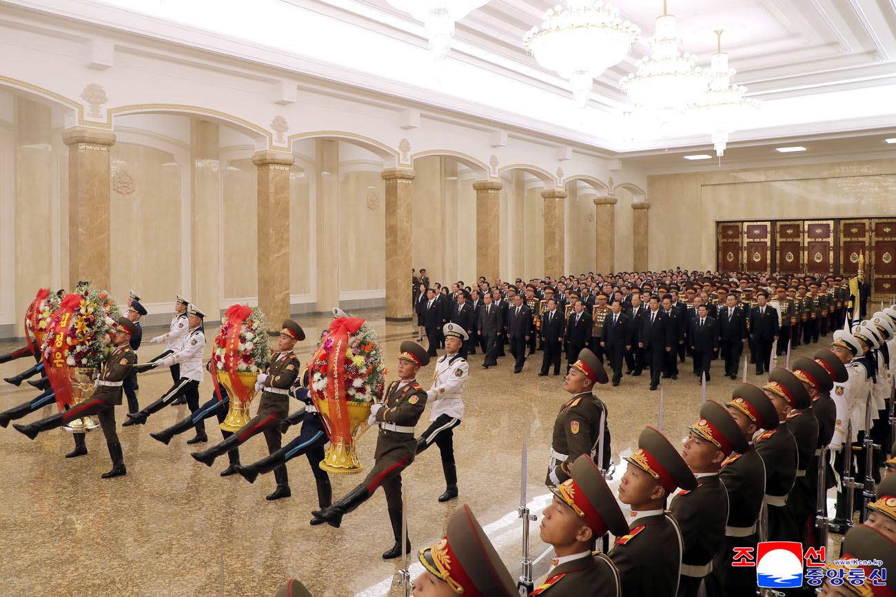 Leading officials of Party, government and armed forces organs visit Kumsusan Palace of Sun