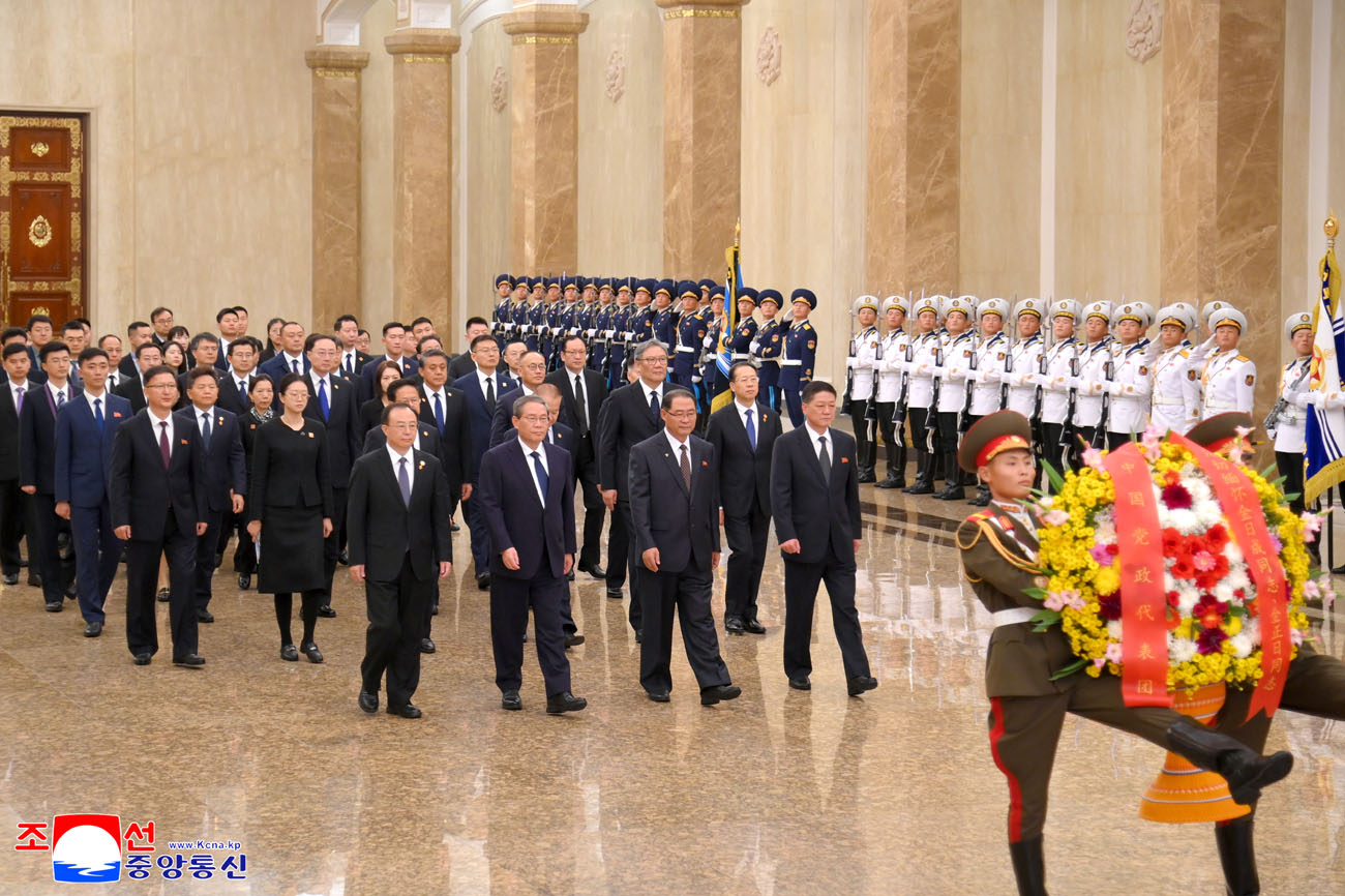 Chinese Premier visits Kumsusan Palace of Sun