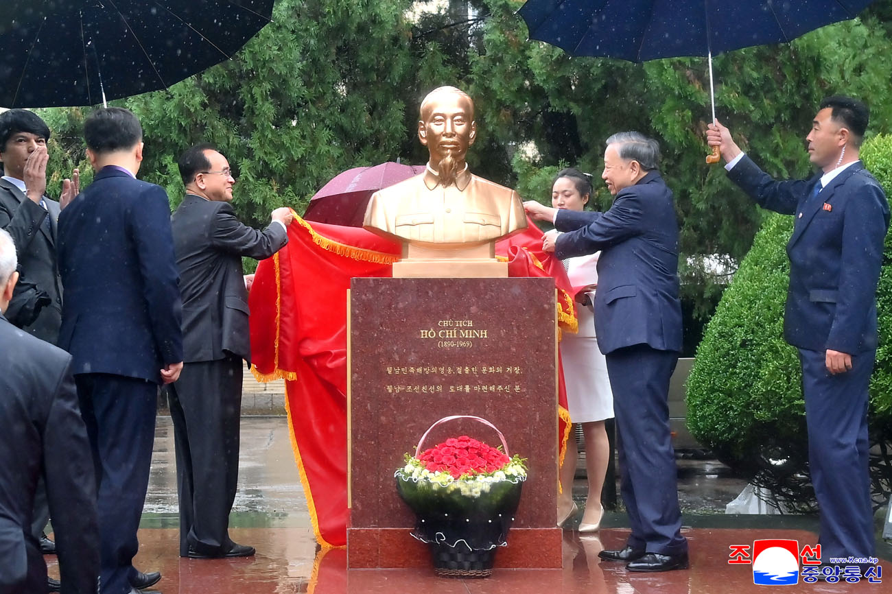 Bust of President Ho Chi Minh set up at Vietnamese embassy in DPRK
