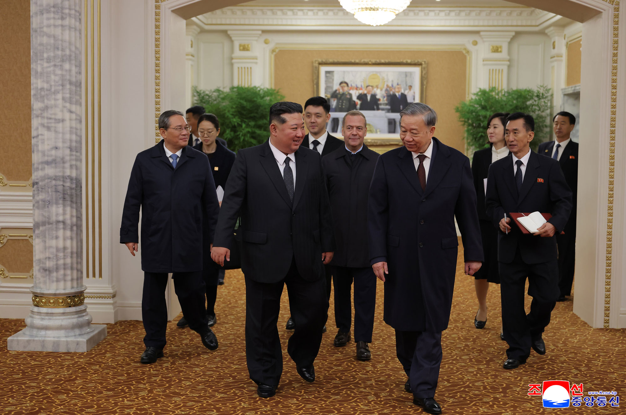 Military parade marks 80th founding anniversary of WPK