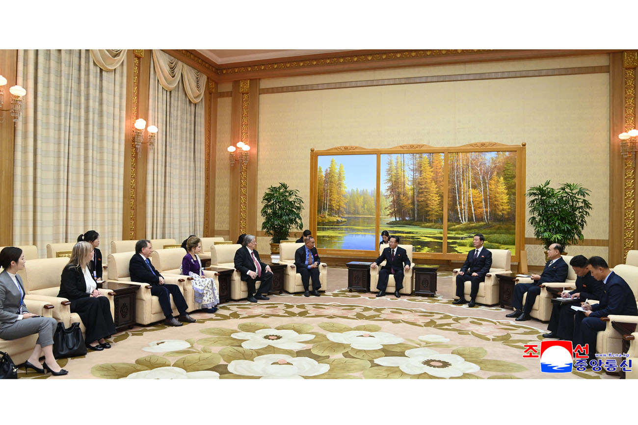 최룡해동지가 국제김일성상리사회, 국제김정일상리사회 인사들을 만났다