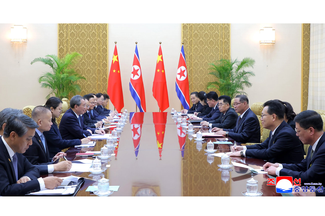 조선민주주의인민공화국 내각총리 박태성동지와 중화인민공화국 국무원 총리 리강동지사이의 회담 진행