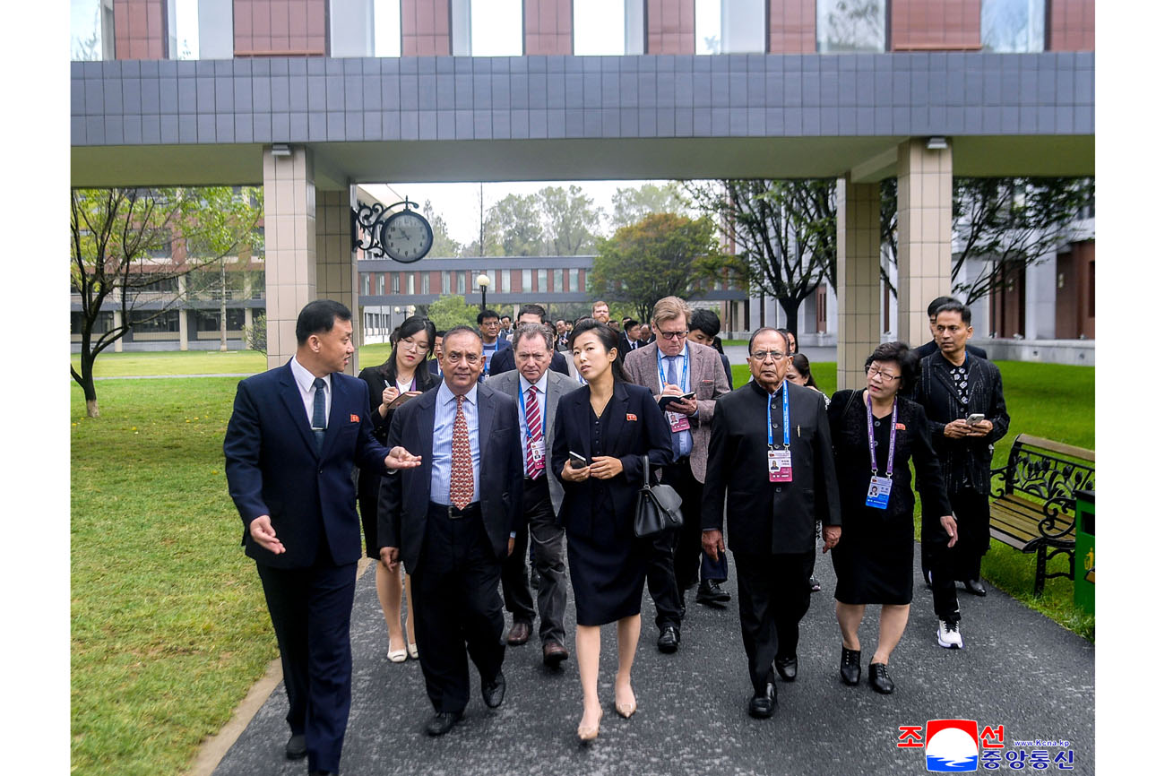 주체사상국제토론회 참가자들 여러곳 참관