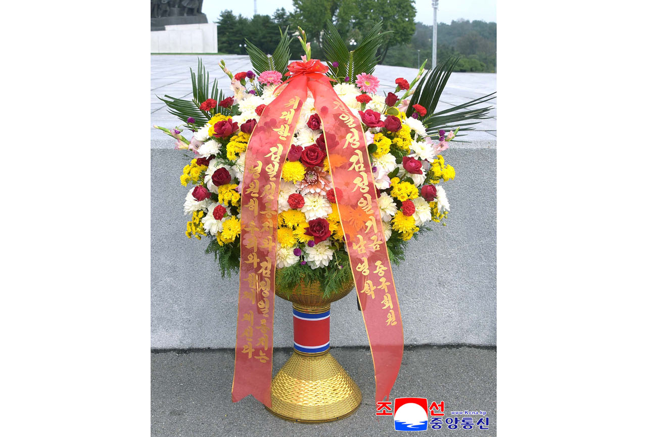 위대한 수령 김일성동지와 위대한 령도자 김정일동지의  동상에 김일성김정일기금 회원들이 꽃바구니를 드리였다
