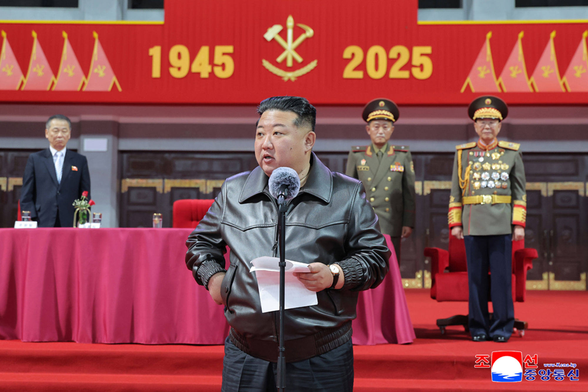 敬爱的金正恩同志祝贺和勉励朝鲜劳动党成立８０周年庆祝活动参加者和后勤保障人员，并同他们一起观看大型团体操和艺术演出