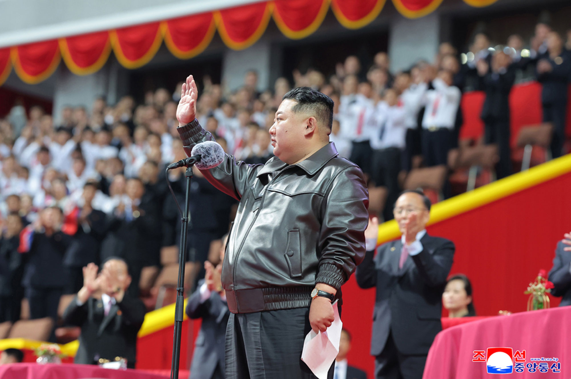 敬爱的金正恩同志祝贺和勉励朝鲜劳动党成立８０周年庆祝活动参加者和后勤保障人员，并同他们一起观看大型团体操和艺术演出