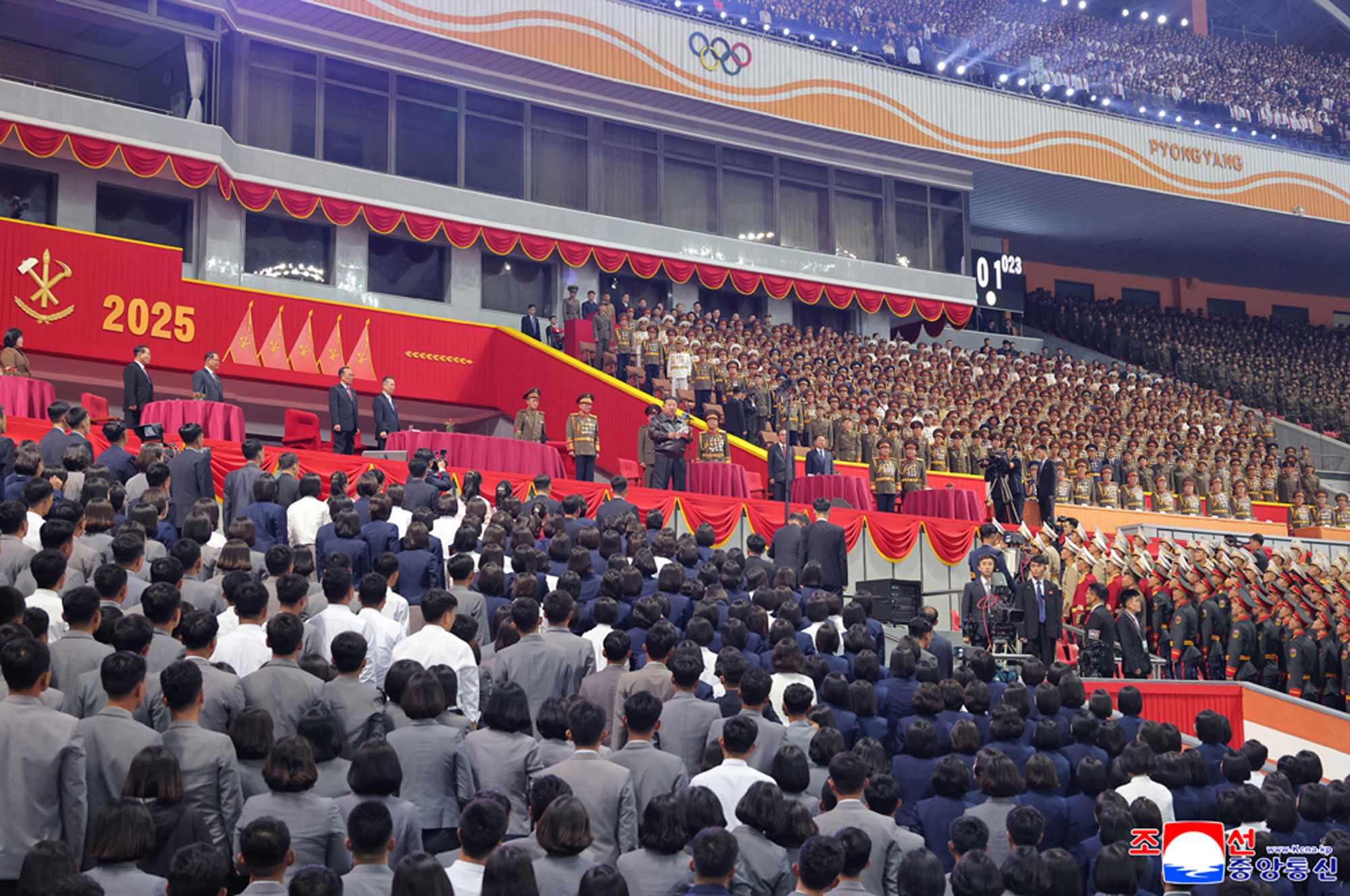 敬爱的金正恩同志祝贺和勉励朝鲜劳动党成立８０周年庆祝活动参加者和后勤保障人员，并同他们一起观看大型团体操和艺术演出