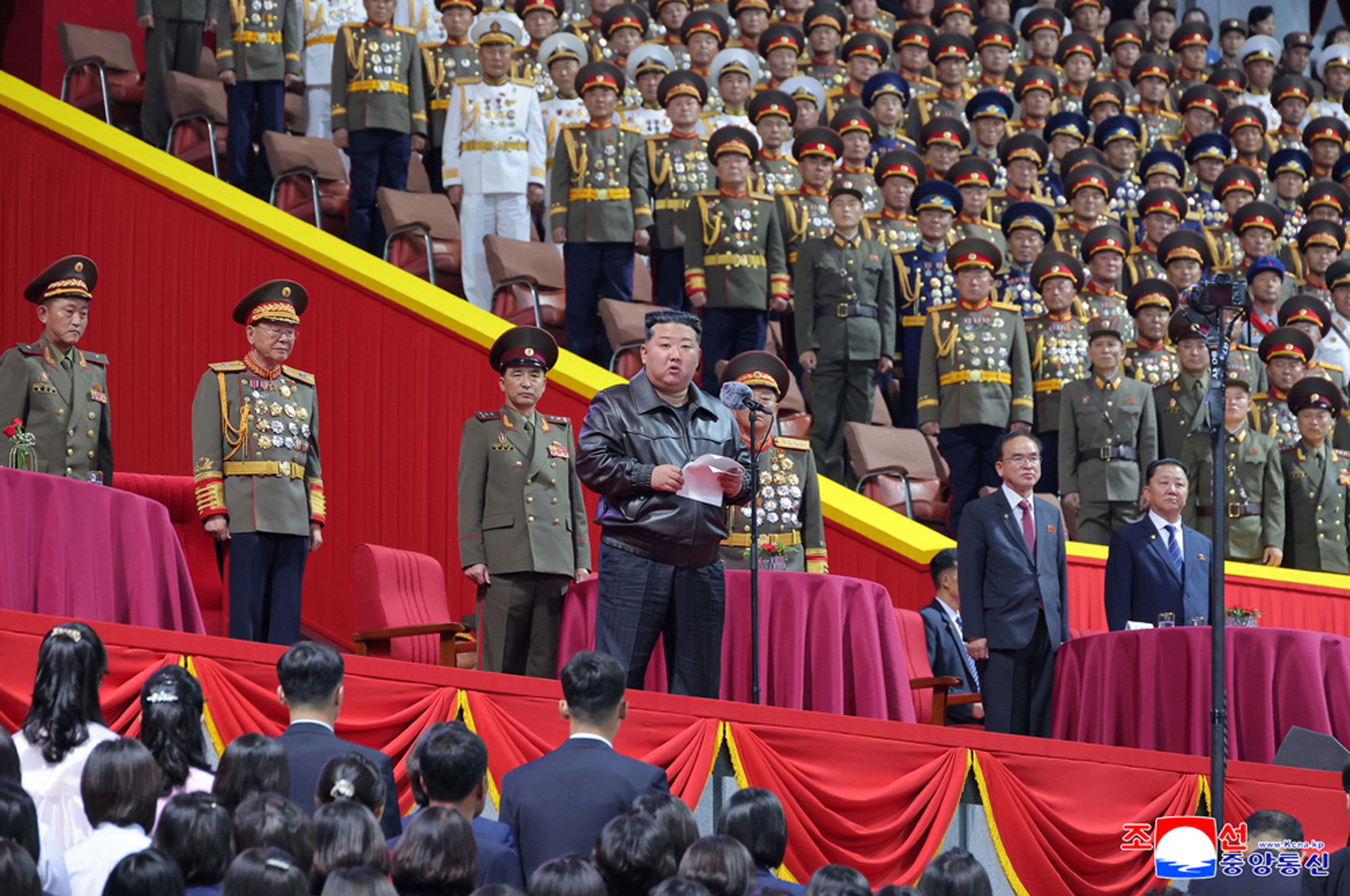 敬爱的金正恩同志祝贺和勉励朝鲜劳动党成立８０周年庆祝活动参加者和后勤保障人员，并同他们一起观看大型团体操和艺术演出