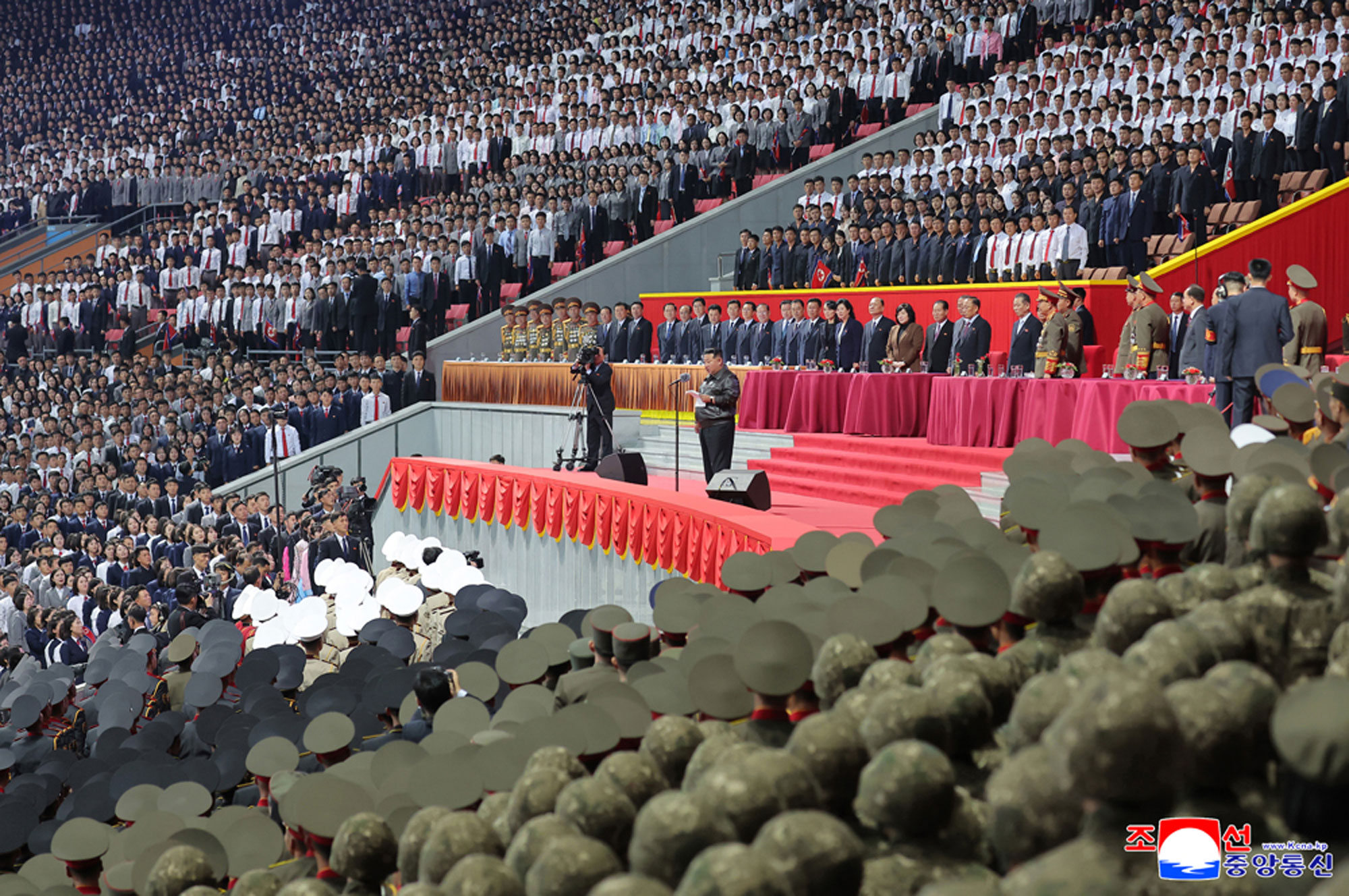 敬爱的金正恩同志祝贺和勉励朝鲜劳动党成立８０周年庆祝活动参加者和后勤保障人员，并同他们一起观看大型团体操和艺术演出
