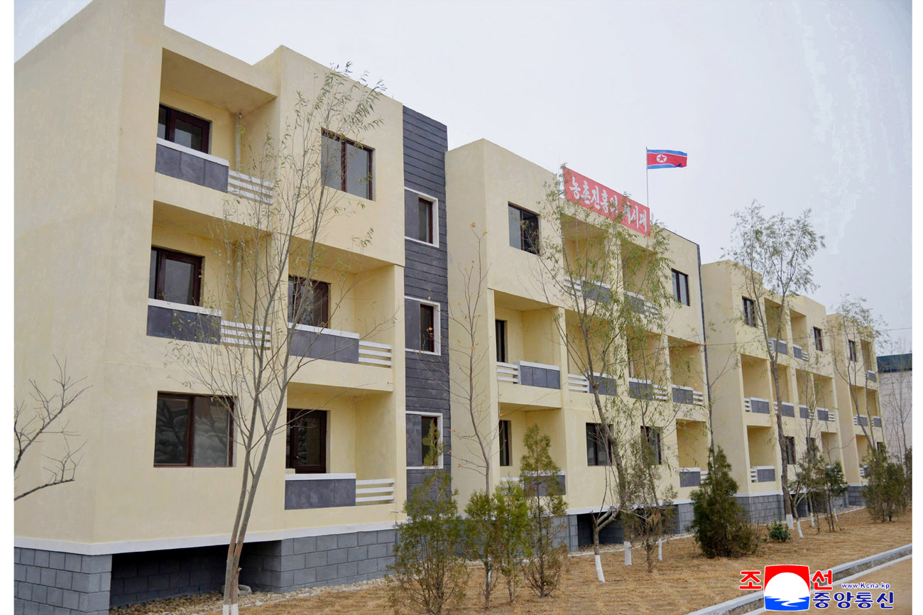 People move into new houses in Kangwon Province