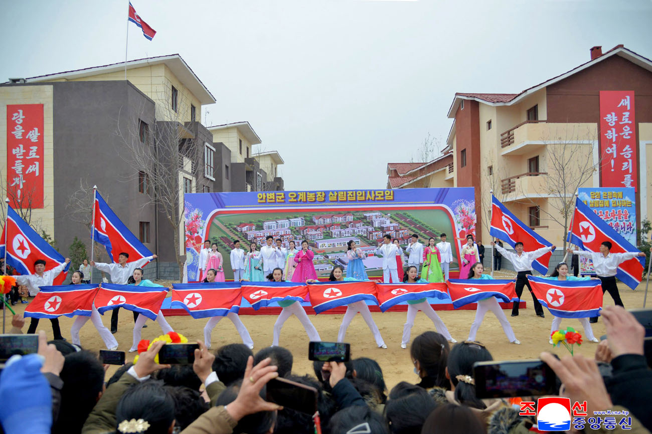 People move into new houses in Kangwon Province