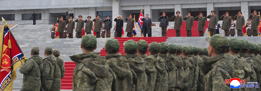 Feierliche
Zeremonie zur Begrüßung der Pioniertruppe der Koreanischen Volksarmee,
die im Operationsgebiet im Ausland den Kampfbefehl der Partei ausführte
und heimkehrte