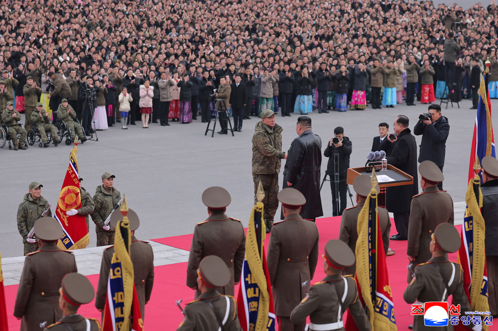 Feierliche
Zeremonie zur Begrüßung der Pioniertruppe der Koreanischen Volksarmee,
die im Operationsgebiet im Ausland den Kampfbefehl der Partei ausführte
und heimkehrte