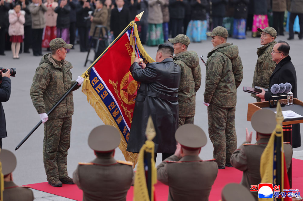 Feierliche
Zeremonie zur Begrüßung der Pioniertruppe der Koreanischen Volksarmee,
die im Operationsgebiet im Ausland den Kampfbefehl der Partei ausführte
und heimkehrte